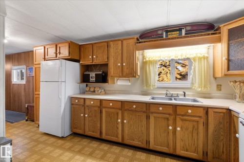 44 305 Calahoo Road, Spruce Grove, AB - Indoor Photo Showing Kitchen With Double Sink