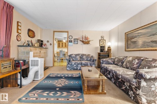44 305 Calahoo Road, Spruce Grove, AB - Indoor Photo Showing Living Room