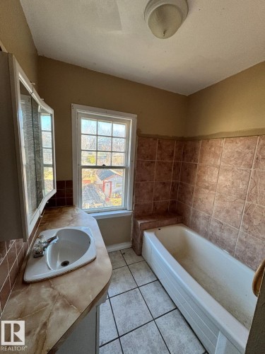 11251 86 Street, Edmonton, AB - Indoor Photo Showing Bathroom