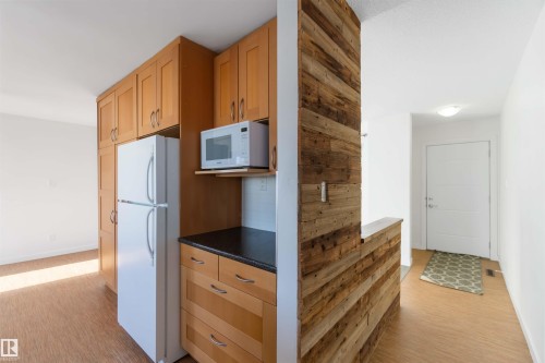 7516 136 Avenue, Edmonton, AB - Indoor Photo Showing Kitchen