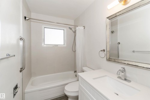 7516 136 Avenue, Edmonton, AB - Indoor Photo Showing Bathroom