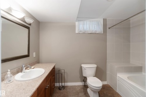 7516 136 Avenue, Edmonton, AB - Indoor Photo Showing Bathroom