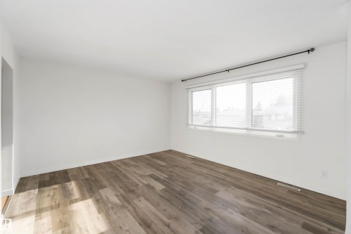7516 136 Avenue, Edmonton, AB - Indoor Photo Showing Other Room
