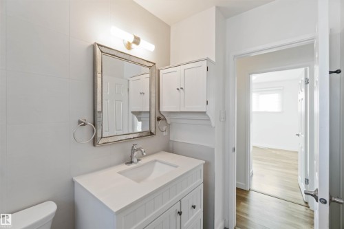7516 136 Avenue, Edmonton, AB - Indoor Photo Showing Bathroom