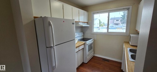 321 Northgate Terrace, Edmonton, AB - Indoor Photo Showing Kitchen