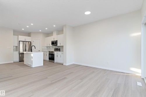 823 Rowan Close, Edmonton, AB - Indoor Photo Showing Kitchen With Upgraded Kitchen