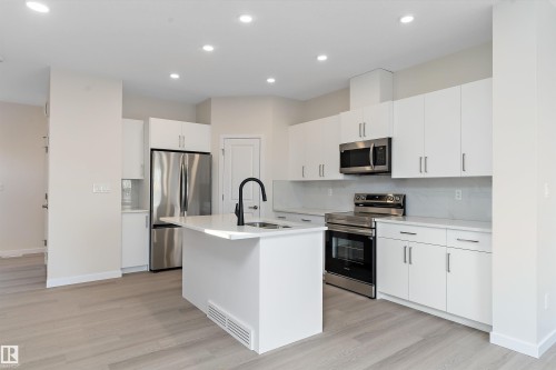 823 Rowan Close, Edmonton, AB - Indoor Photo Showing Kitchen With Upgraded Kitchen