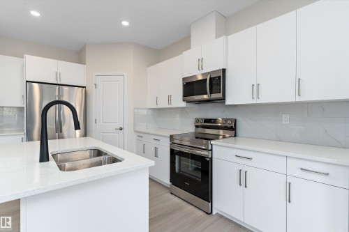 823 Rowan Close, Edmonton, AB - Indoor Photo Showing Kitchen With Double Sink With Upgraded Kitchen