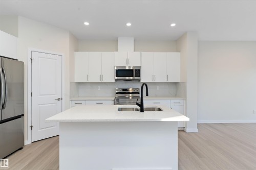 823 Rowan Close, Edmonton, AB - Indoor Photo Showing Kitchen With Double Sink With Upgraded Kitchen