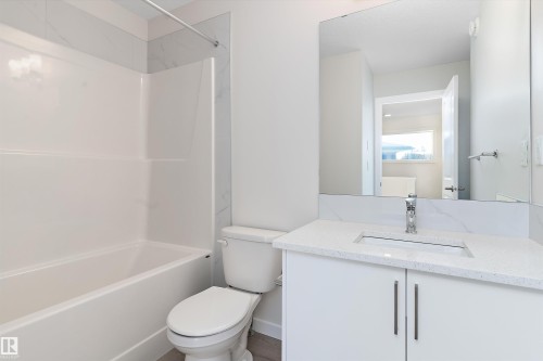 823 Rowan Close, Edmonton, AB - Indoor Photo Showing Bathroom