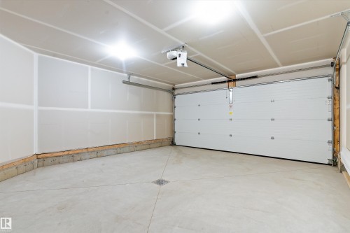 823 Rowan Close, Edmonton, AB - Indoor Photo Showing Garage