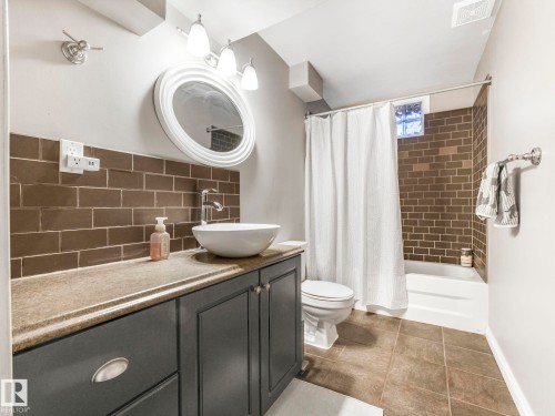 10540 55 Avenue, Edmonton, AB - Indoor Photo Showing Bathroom