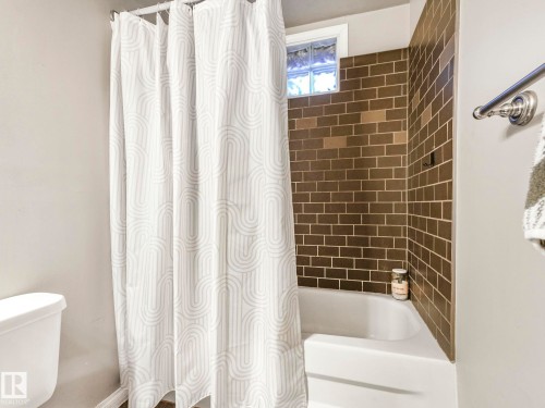 10540 55 Avenue, Edmonton, AB - Indoor Photo Showing Bathroom