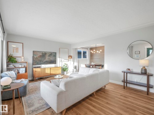 10540 55 Avenue, Edmonton, AB - Indoor Photo Showing Living Room