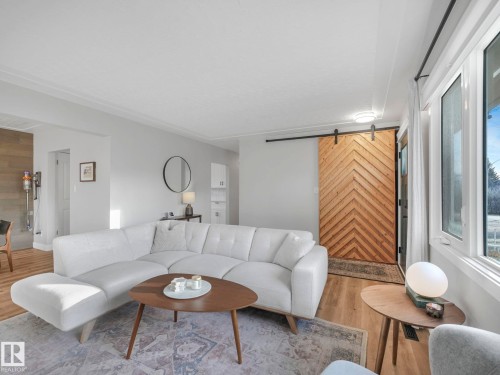 10540 55 Avenue, Edmonton, AB - Indoor Photo Showing Living Room