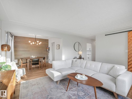 10540 55 Avenue, Edmonton, AB - Indoor Photo Showing Living Room