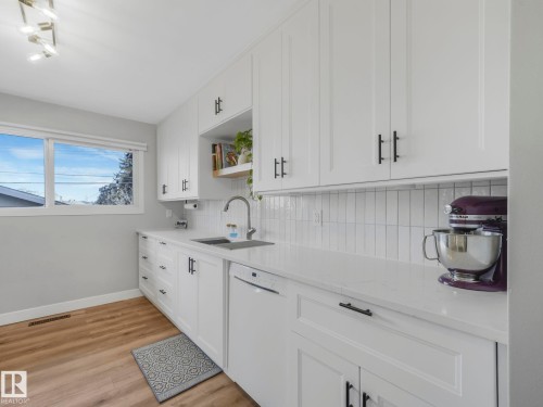 10540 55 Avenue, Edmonton, AB - Indoor Photo Showing Kitchen