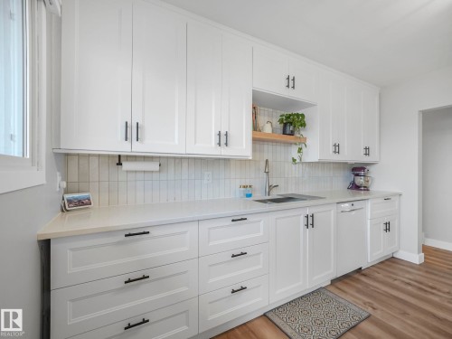 10540 55 Avenue, Edmonton, AB - Indoor Photo Showing Kitchen