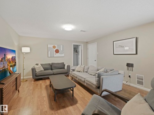 10540 55 Avenue, Edmonton, AB - Indoor Photo Showing Living Room