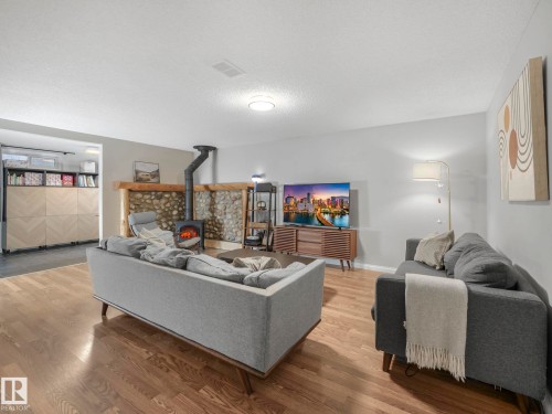 10540 55 Avenue, Edmonton, AB - Indoor Photo Showing Living Room