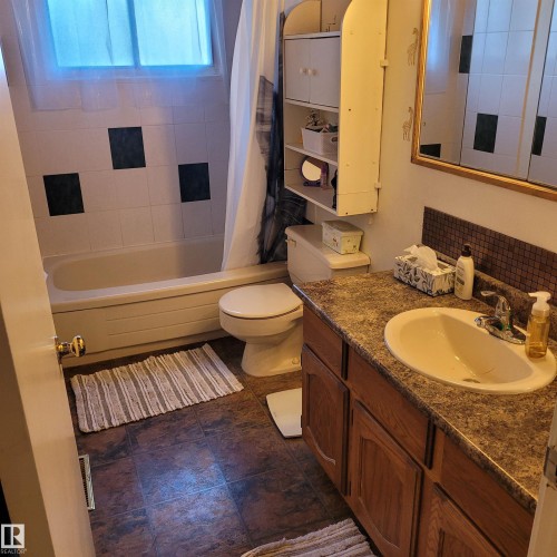 11212 134 Avenue, Edmonton, AB - Indoor Photo Showing Bathroom