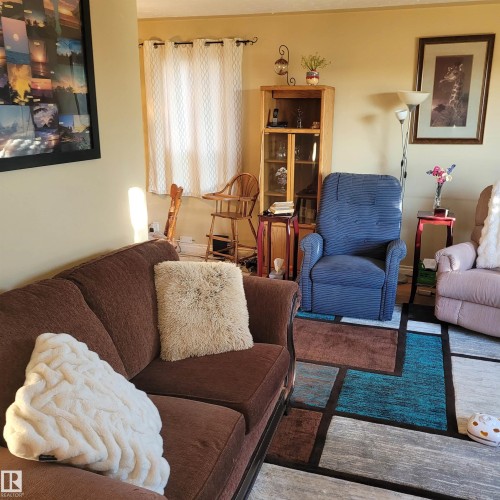 11212 134 Avenue, Edmonton, AB - Indoor Photo Showing Living Room