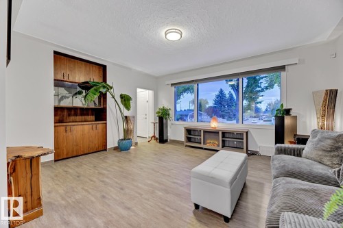 10636 79 Street Nw, Edmonton, AB - Indoor Photo Showing Living Room