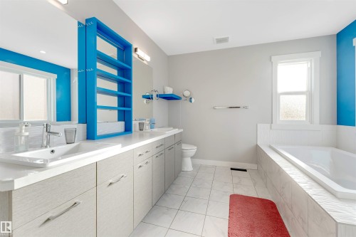 811 35 Avenue, Edmonton, AB - Indoor Photo Showing Bathroom