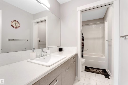 811 35 Avenue, Edmonton, AB - Indoor Photo Showing Bathroom