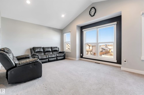 811 35 Avenue, Edmonton, AB - Indoor Photo Showing Living Room