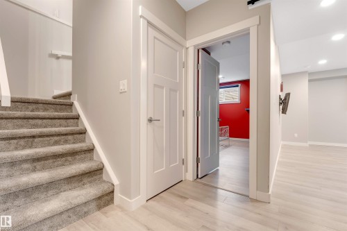 811 35 Avenue, Edmonton, AB - Indoor Photo Showing Other Room