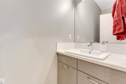 811 35 Avenue, Edmonton, AB - Indoor Photo Showing Bathroom
