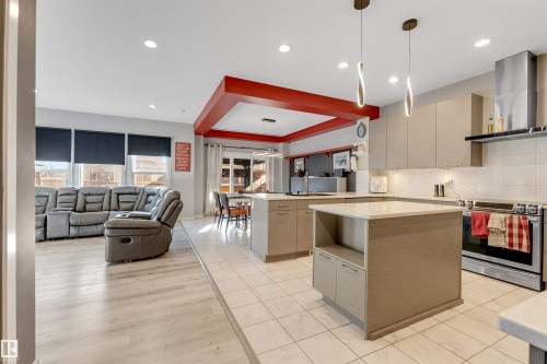 811 35 Avenue, Edmonton, AB - Indoor Photo Showing Kitchen With Upgraded Kitchen