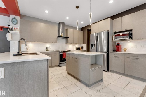 811 35 Avenue, Edmonton, AB - Indoor Photo Showing Kitchen With Upgraded Kitchen