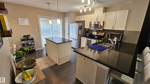 585 Orchards Boulevard, Edmonton, AB - Indoor Photo Showing Kitchen
