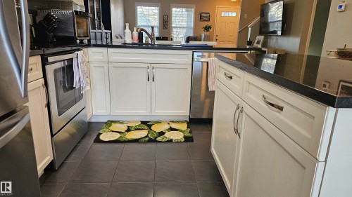 585 Orchards Boulevard, Edmonton, AB - Indoor Photo Showing Kitchen