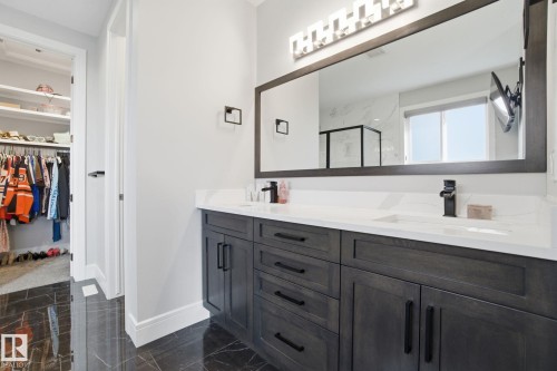 1333 Graydon Hill Way, Edmonton, AB - Indoor Photo Showing Bathroom