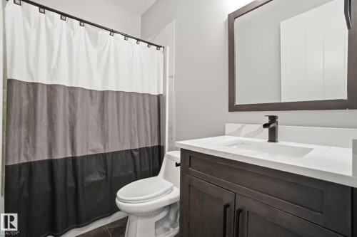 1333 Graydon Hill Way, Edmonton, AB - Indoor Photo Showing Bathroom