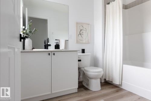 3245 Dixon Way, Edmonton, AB - Indoor Photo Showing Bathroom
