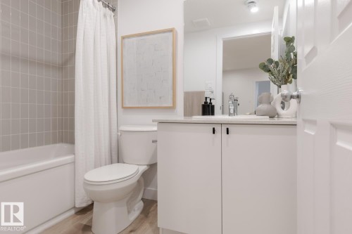 3245 Dixon Way, Edmonton, AB - Indoor Photo Showing Bathroom