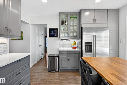 743 Lee Ridge Road Nw, Edmonton, AB - Indoor Photo Showing Kitchen
