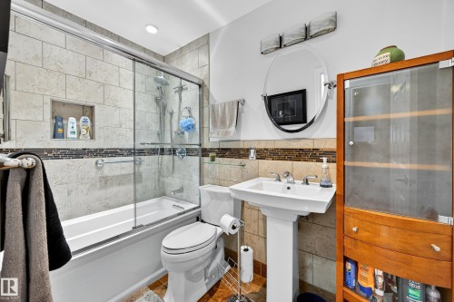 743 Lee Ridge Road Nw, Edmonton, AB - Indoor Photo Showing Bathroom