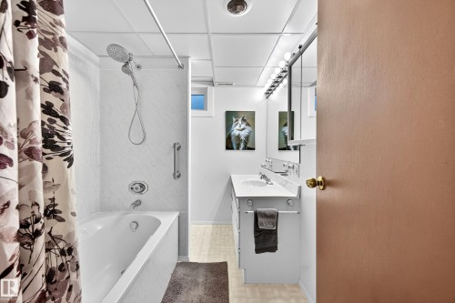 743 Lee Ridge Road Nw, Edmonton, AB - Indoor Photo Showing Bathroom