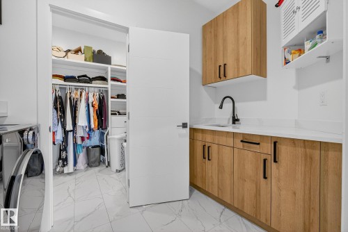 1075 Goldfinch Way, Edmonton, AB - Indoor