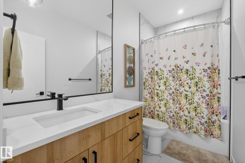 1075 Goldfinch Way, Edmonton, AB - Indoor Photo Showing Bathroom