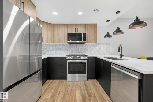 1075 Goldfinch Way, Edmonton, AB - Indoor Photo Showing Kitchen With Double Sink With Upgraded Kitchen