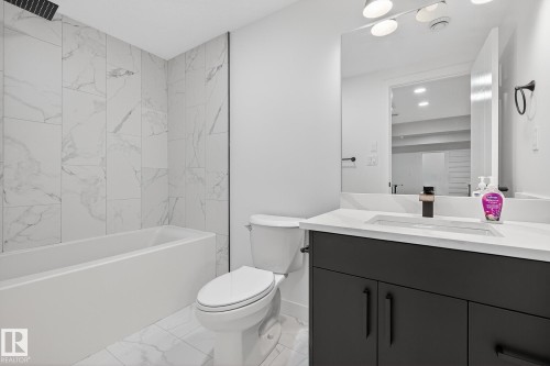 1075 Goldfinch Way, Edmonton, AB - Indoor Photo Showing Bathroom