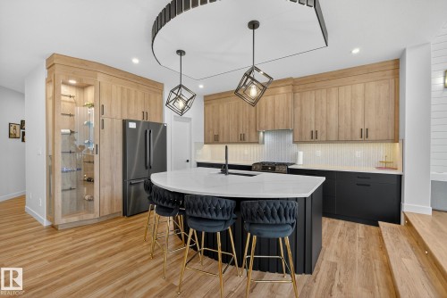 1075 Goldfinch Way, Edmonton, AB - Indoor Photo Showing Kitchen