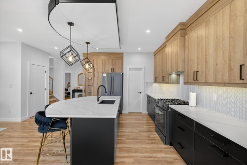 1075 Goldfinch Way, Edmonton, AB - Indoor Photo Showing Kitchen With Upgraded Kitchen