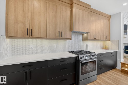 1075 Goldfinch Way, Edmonton, AB - Indoor Photo Showing Kitchen